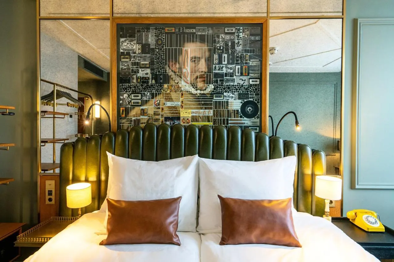 The Collector Otel Lahey