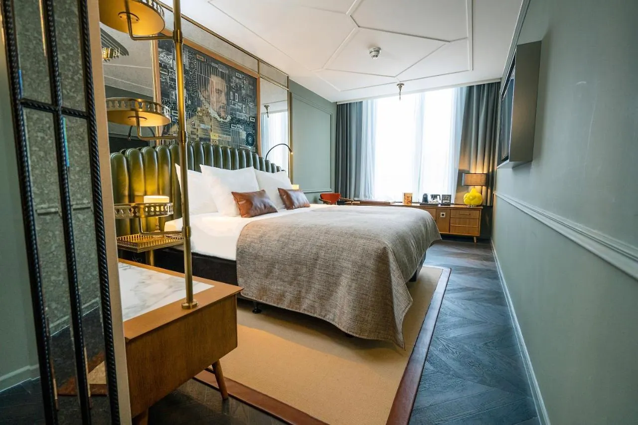 The Collector Otel Lahey